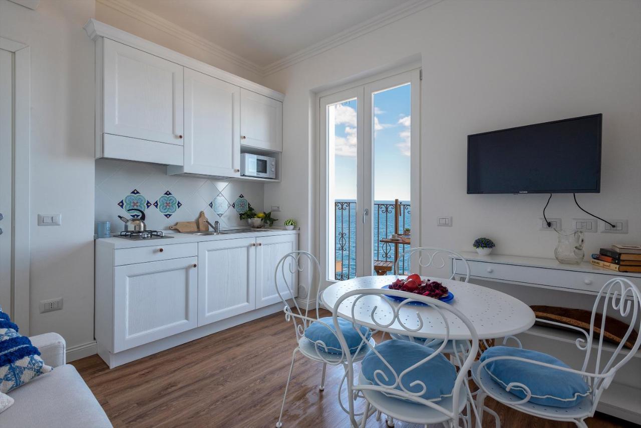 Cielo E Mare: Charming Seaside Retreat in Old Village Heart Castelsardo Exterior photo